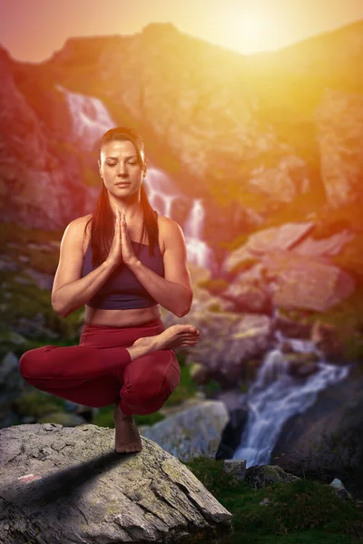 Yoga Praktizierende Meditiert Bei Sonnenuntergang Einem Faulen Wasserfall Den Bergen — Stockfoto