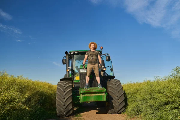 Fermier Avec Son Tracteur Dans Champ Colza — Photo