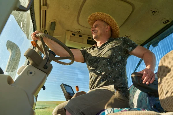 Fermier Avec Son Tracteur Dans Champ Colza — Photo