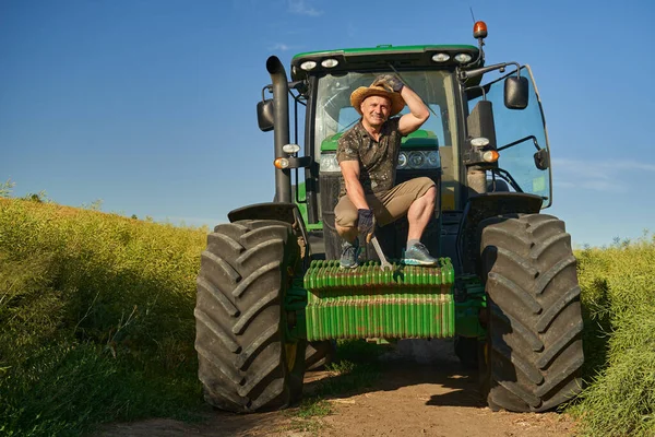 Фермер Своим Трактором Поле Рапса — стоковое фото