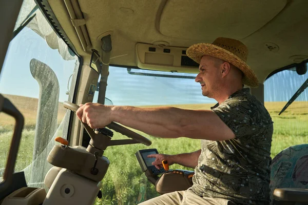 Farmář Svým Traktorem Řepkovém Poli — Stock fotografie