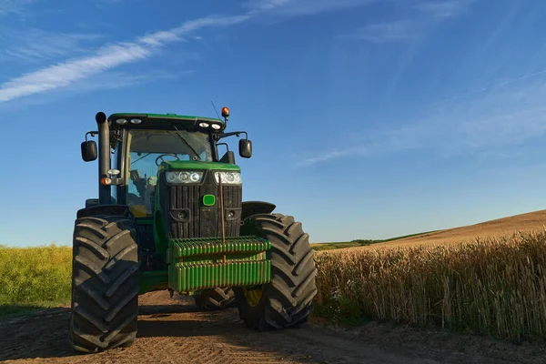 Olgun Buğday Tarlasının Yanındaki Büyük Traktör — Stok fotoğraf