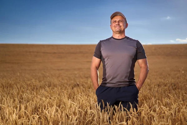 Heureux Agriculteur Dans Champ Blé Mûr Coucher Soleil — Photo