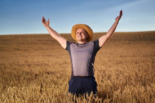 Fazendeiro Feliz Campo Trigo Maduro Pôr Sol — Fotografia de Stock