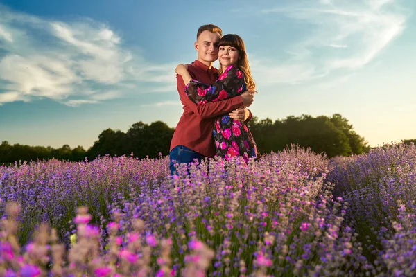 Charmant Jeune Couple Passer Bon Moment Dans Champ Lavande Coucher — Photo