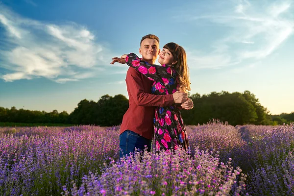 Preciosa Pareja Joven Pasando Buen Rato Campo Lavanda Atardecer — Foto de Stock