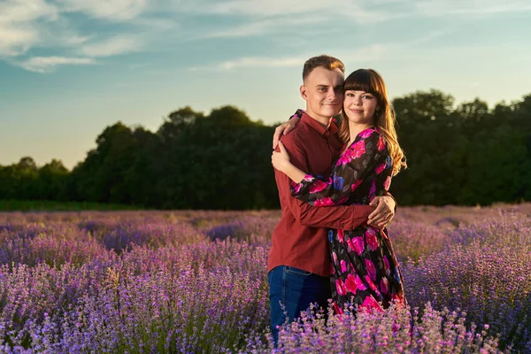 Preciosa Pareja Joven Pasando Buen Rato Campo Lavanda Atardecer — Foto de Stock