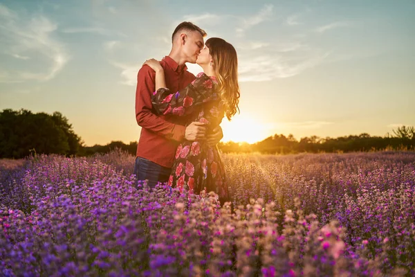 Encantador Jovem Casal Ter Grande Momento Campo Lavanda Pôr Sol — Fotografia de Stock