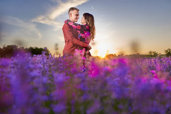 Encantador Jovem Casal Ter Grande Momento Campo Lavanda Pôr Sol — Fotografia de Stock