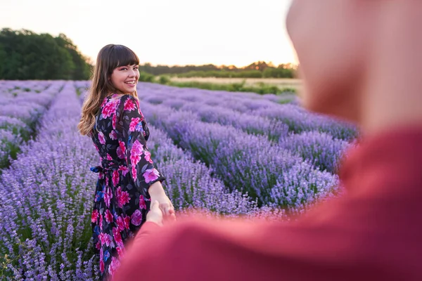 Mooi Jong Stel Met Een Geweldige Tijd Een Lavendelveld Bij — Stockfoto