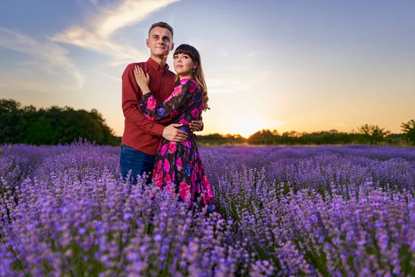 Underbart Ungt Par Som Roar Sig Ett Lavendelfält Vid Solnedgången — Stockfoto