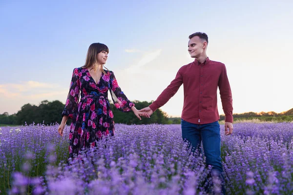 Preciosa Pareja Joven Pasando Buen Rato Campo Lavanda Atardecer — Foto de Stock