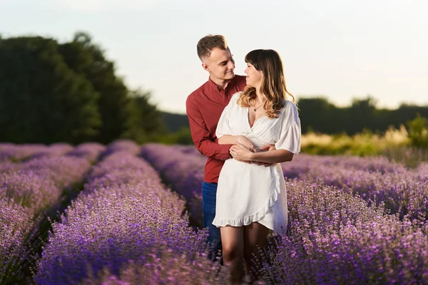 Underbart Ungt Par Som Roar Sig Ett Lavendelfält Vid Solnedgången — Stockfoto