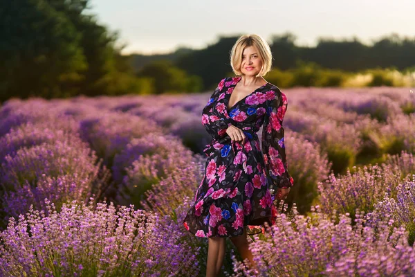 Portrait Attractive Blonde Short Hair Woman Lavender Field Sunset — Stock Fotó