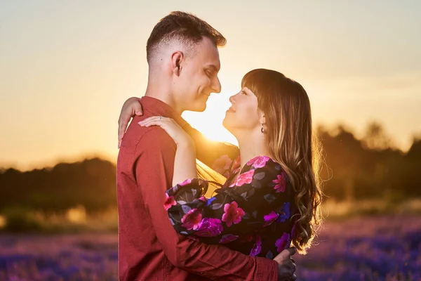 Preciosa Pareja Joven Pasando Buen Rato Campo Lavanda Atardecer — Foto de Stock