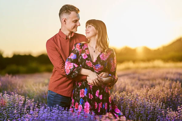 아름다운 부부는 석양에 라벤더 밭에서 즐거운 시간을 보내고 — 스톡 사진