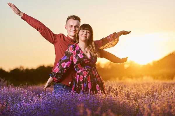 Lovely Young Couple Having Great Time Lavender Field Sunset — Fotografia de Stock