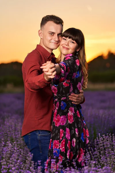 Bella Giovane Coppia Che Diverte Campo Lavanda Tramonto — Foto Stock