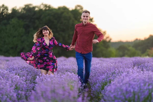 아름다운 부부는 석양에 라벤더 밭에서 즐거운 시간을 보내고 — 스톡 사진