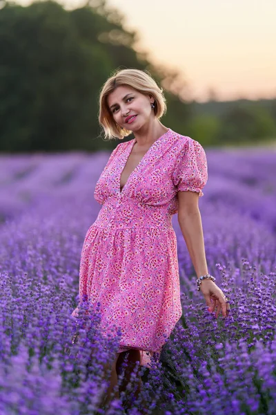 Ritratto Una Bella Bionda Dai Capelli Corti Campo Lavanda Tramonto — Foto Stock