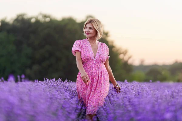 Portrait Attractive Blonde Short Hair Woman Lavender Field Sunset — Stock Fotó