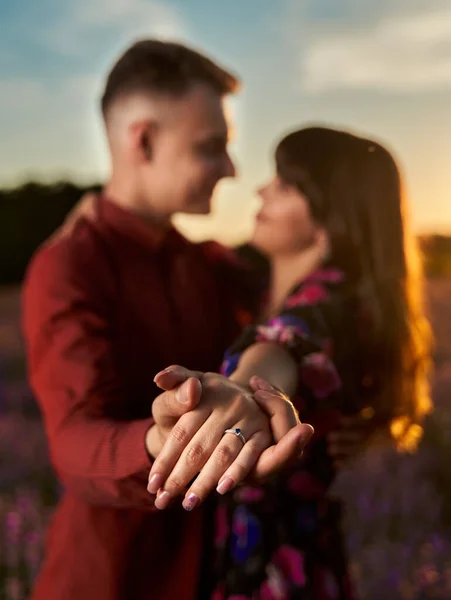 Молода Щаслива Пара Показує Обручку Заході Сонця Лавандовому Полі — стокове фото