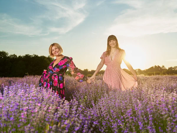 Mère Fille Passent Bon Moment Coucher Soleil Dans Champ Lavande — Photo