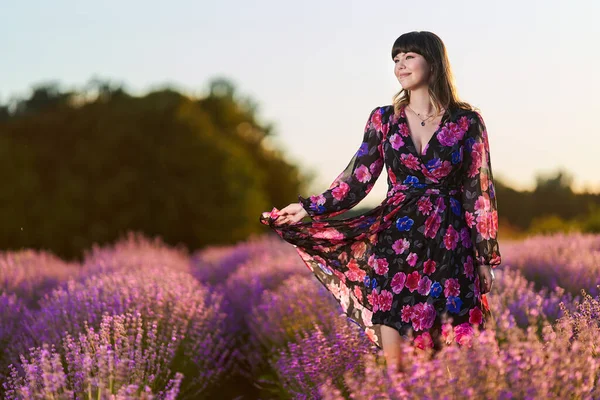 Ελκυστική Νεαρή Γυναίκα Floral Φόρεμα Ένα Πεδίο Λεβάντα Στο Ηλιοβασίλεμα — Φωτογραφία Αρχείου