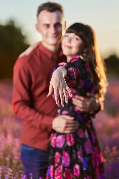 Jovem Casal Feliz Mostrando Anel Noivado Pôr Sol Campo Lavanda — Fotografia de Stock