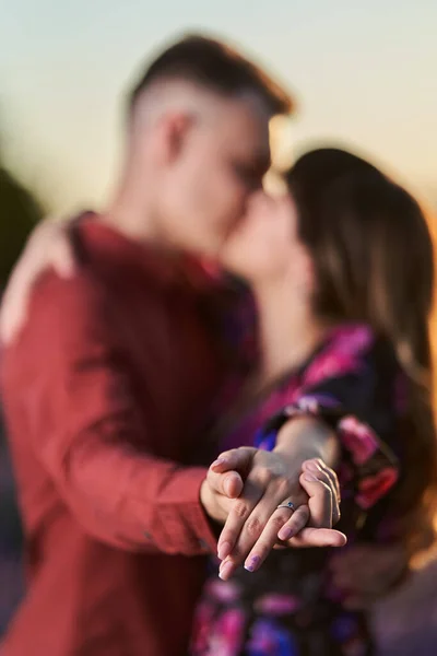 Jeune Couple Heureux Montrant Bague Fiançailles Coucher Soleil Dans Champ — Photo