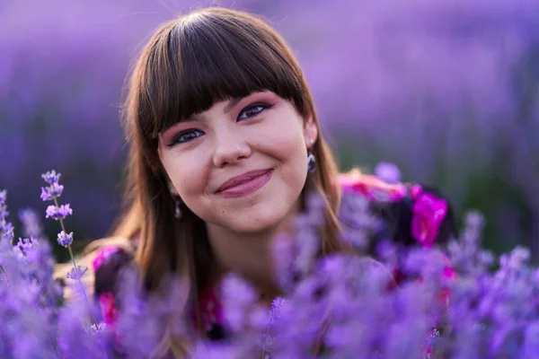 Fechamento Tiro Cabeça Uma Jovem Atraente Campo Lavanda — Fotografia de Stock