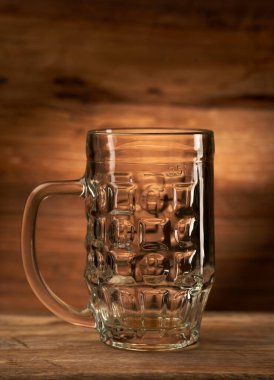 Kırsal ahşap bir ortamda boş bira bardağı.