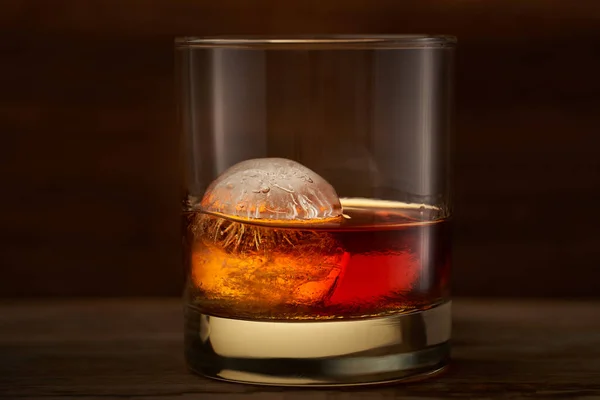 Een Glas Whisky Met Ronde Grote Ijsblokje Erin — Stockfoto