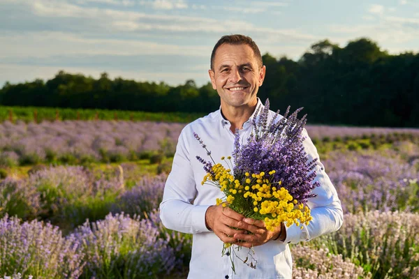 Feliz Granjero Jardín Campo Lavanda Atardecer — Foto de Stock