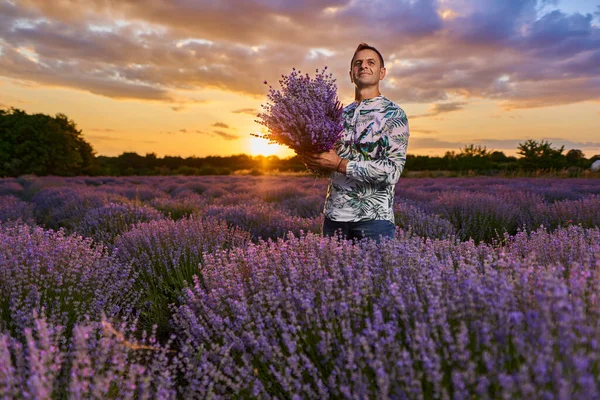 Feliz Granjero Jardín Campo Lavanda Atardecer — Foto de Stock