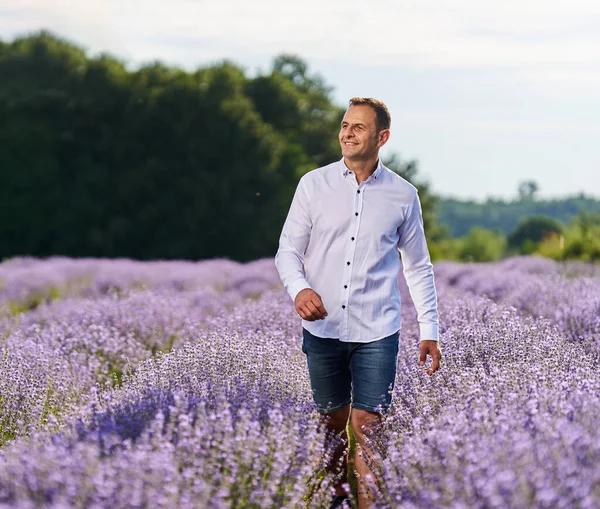 Glücklicher Bauer Seinem Lavendelgarten Und Feld Bei Sonnenuntergang — Stockfoto