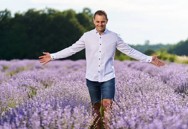 Gelukkige Boer Zijn Lavendeltuin Veld Bij Zonsondergang — Stockfoto