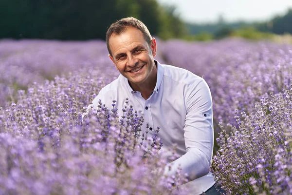 Gelukkige Boer Zijn Lavendeltuin Veld Bij Zonsondergang — Stockfoto