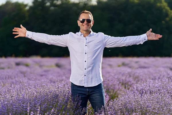 Glücklicher Bauer Seinem Lavendelgarten Und Feld Bei Sonnenuntergang — Stockfoto