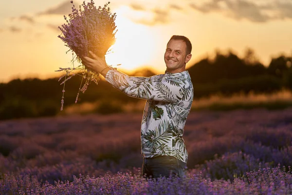 Šťastný Farmář Své Levandulové Zahradě Poli Při Západu Slunce — Stock fotografie