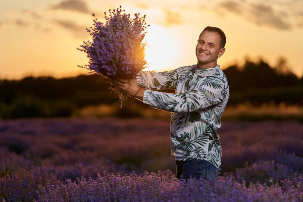 Gelukkige Boer Zijn Lavendeltuin Veld Bij Zonsondergang — Stockfoto