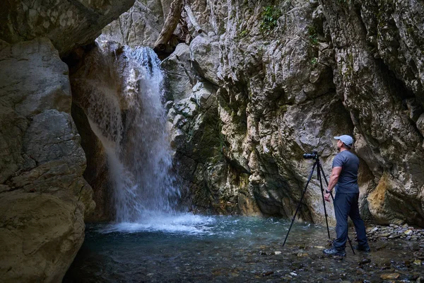 Natuurfotograaf Schieten Een Waterval Een Canyon — Stockfoto