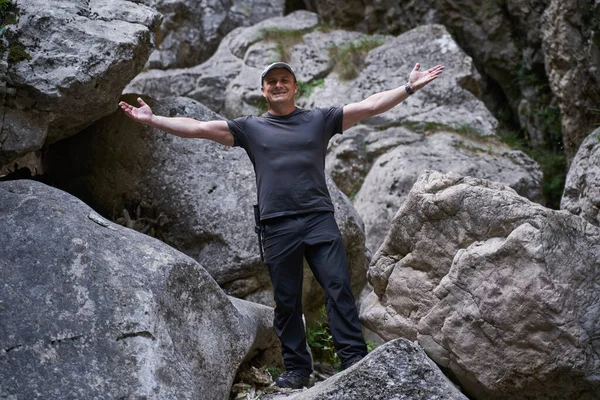 Hiker Canyon Huge Boulders — Foto de Stock