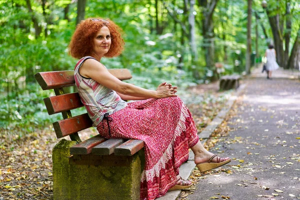 Redhead Curly Hair Woman Sitting Bench Park — Φωτογραφία Αρχείου