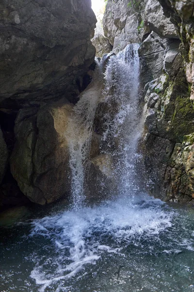 Landschaft Mit Einem Wunderschönen Wasserfall Einer Schlucht Den Bergen — Stockfoto