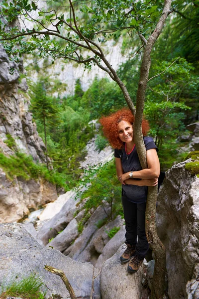 Woman Hiking Trail Rough Steep Canyon — Fotografia de Stock