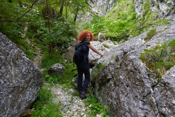 Woman Hiking Trail Rough Steep Canyon — Stockfoto