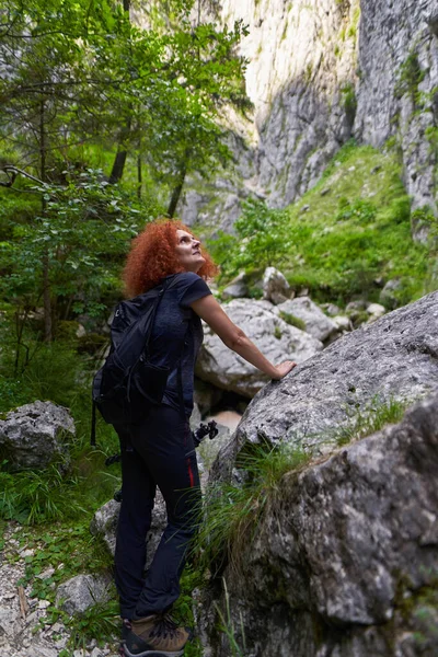 Woman Hiking Trail Rough Steep Canyon — Stockfoto