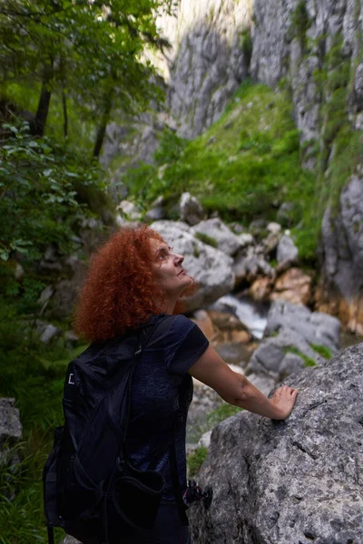 Woman Hiking Trail Rough Steep Canyon —  Fotos de Stock