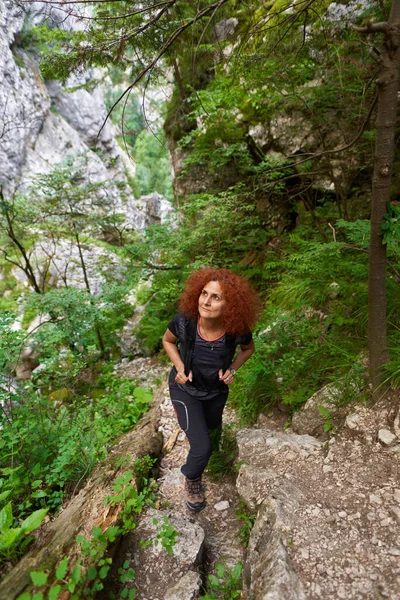 Woman Hiking Trail Rough Steep Canyon — Photo